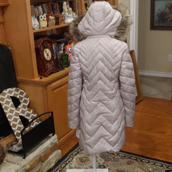 Andrew Marc ladies down and feather coat - Picture 2 of 6